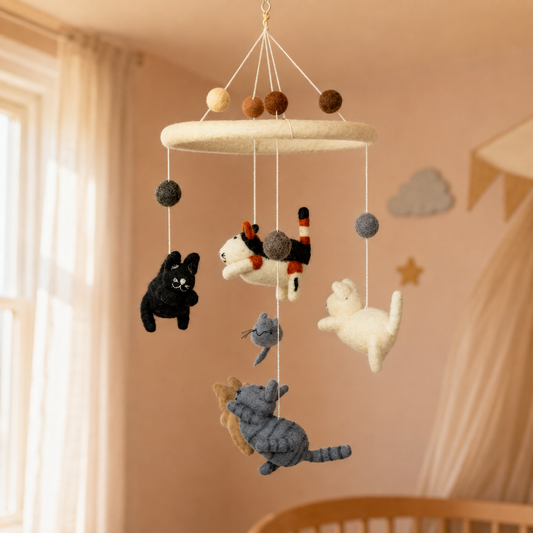 Handgefertigtes Filz-Mobile – Katz und Maus