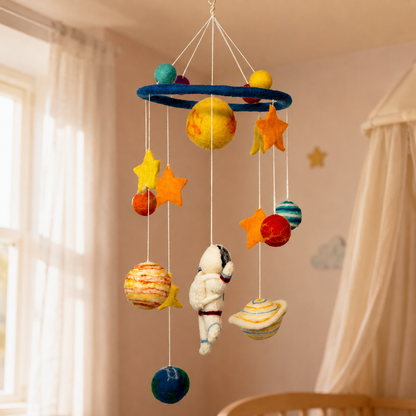 Handgefertigtes Filz-Mobile – Stern und Planeten