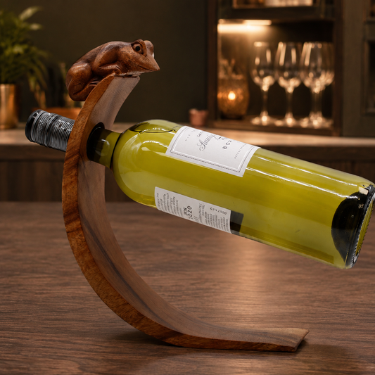 Weinflaschenhalter Frosch, handgefertigt aus Suar-Holz