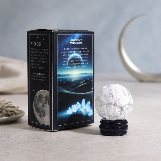 Weißer Howlith-Planet auf einem Sola-Goldsteinständer - Mond