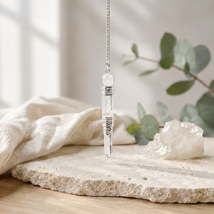 Pendulum aus klarem Bergkristall mit silberfarbenen Details