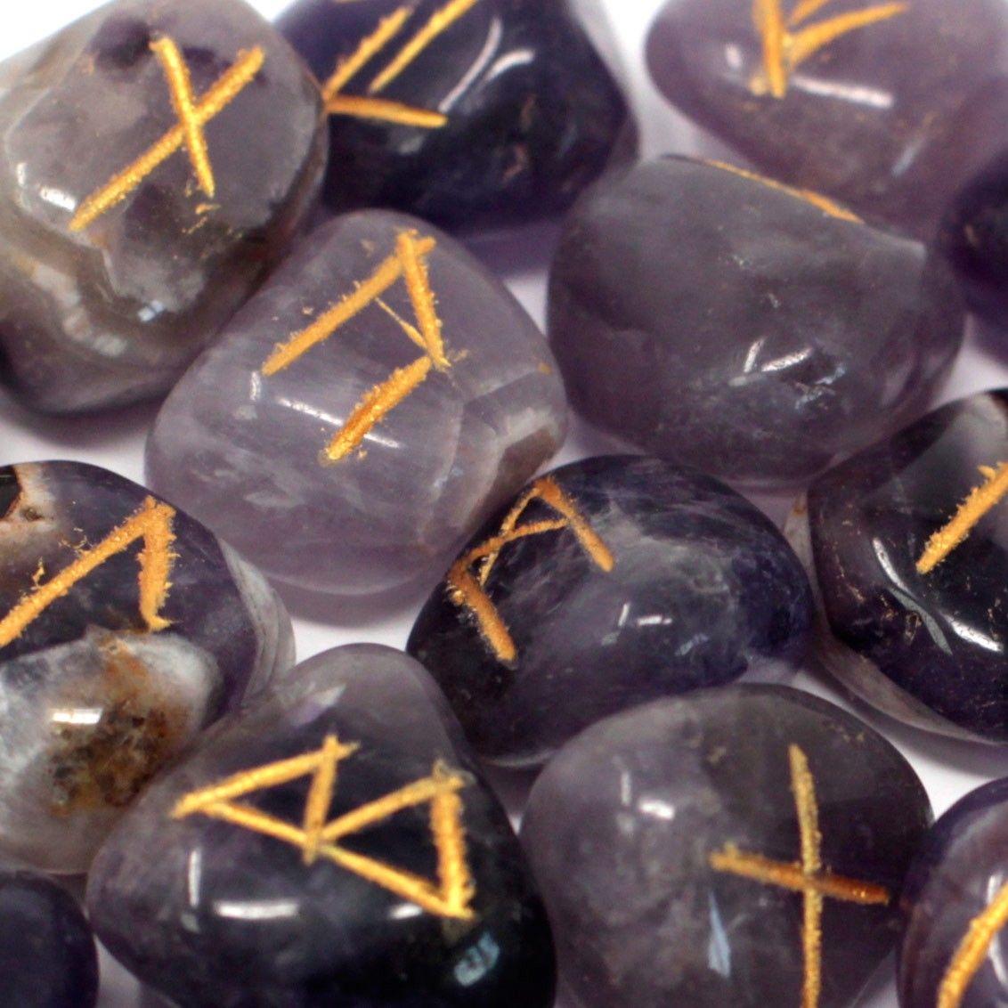 Indian Runes Set mit 25 Amethyst-Runensteine