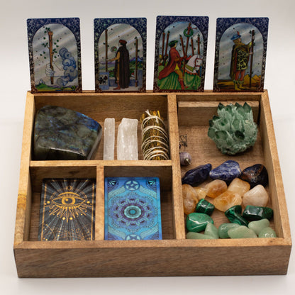 Vierfach unterteilte Tarot-Box mit Kartenhalter