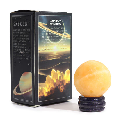 Gelber Jadeplanet auf einem Sola-Goldsteinständer - Saturn