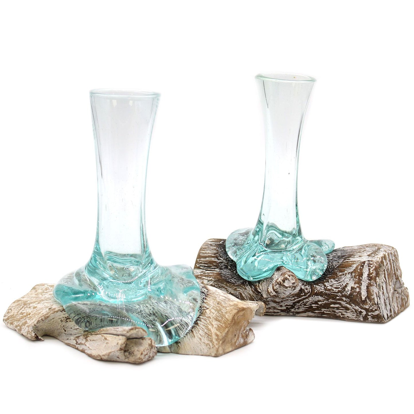 Vase aus geschmolzenem Glas auf weiß getünchtem Gamal-Holz