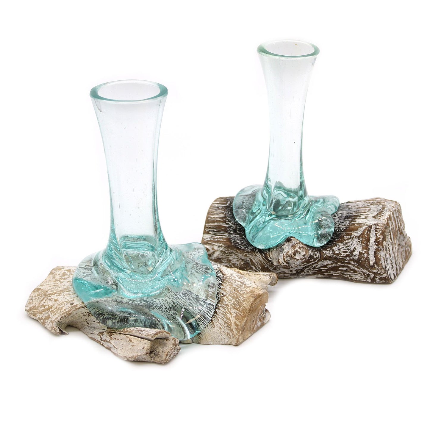 Vase aus geschmolzenem Glas auf weiß getünchtem Gamal-Holz