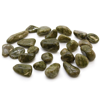 24 kleine afrikanische Trommelsteine aus Epidote Snowflake