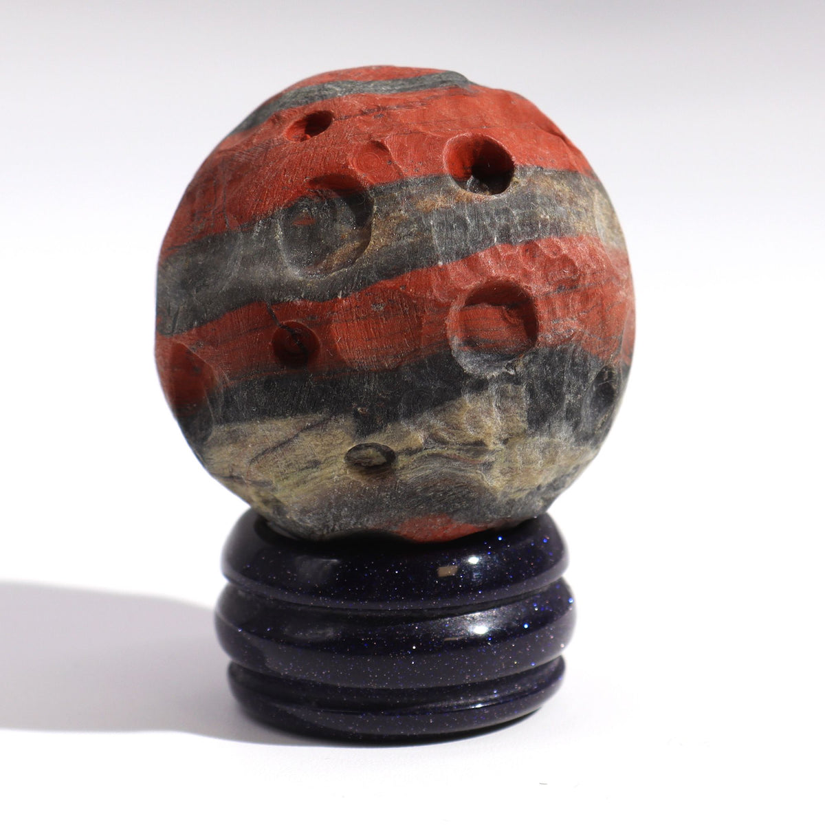 Roter Jaspis Planet auf einem Sola Goldstone Ständer - Mars