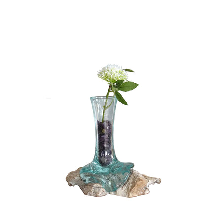 Vase aus geschmolzenem Glas auf weiß getünchtem Gamal-Holz