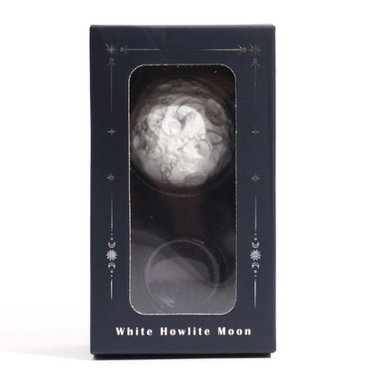 Weißer Howlith-Planet auf einem Sola-Goldsteinständer - Mond