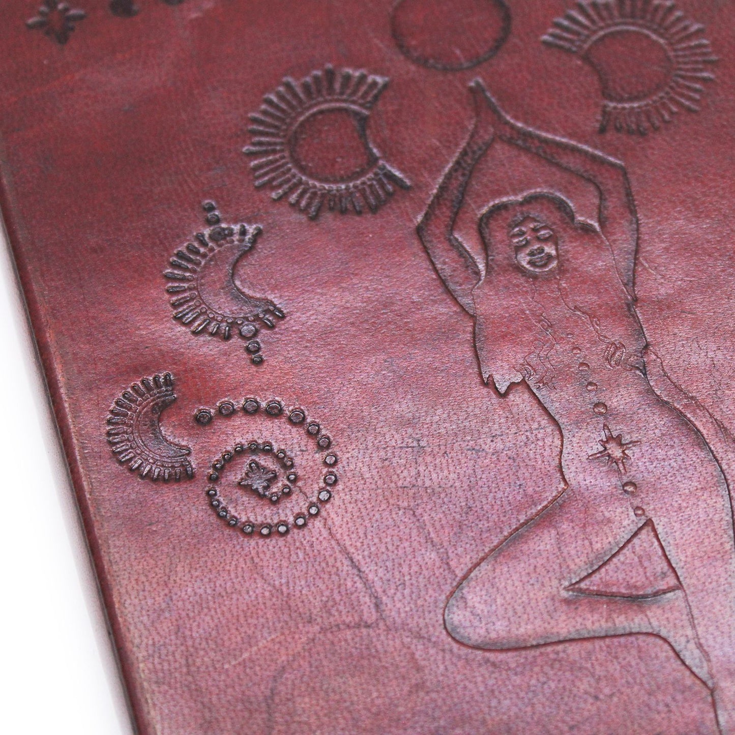 Leder-Notizbuch mit Riemen - Cosmic Goddess