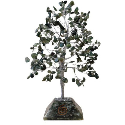 Edelsteinbaum mit Orgonit-Basis und Moosachat-Steinen