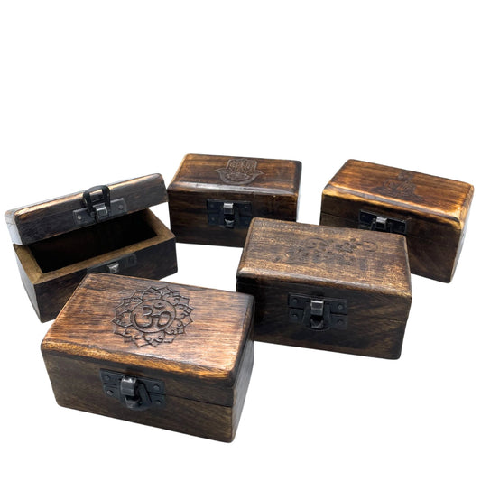 Set aus 5 handgeschnitzten Holz-Döschen mit verschiedenen Motiven