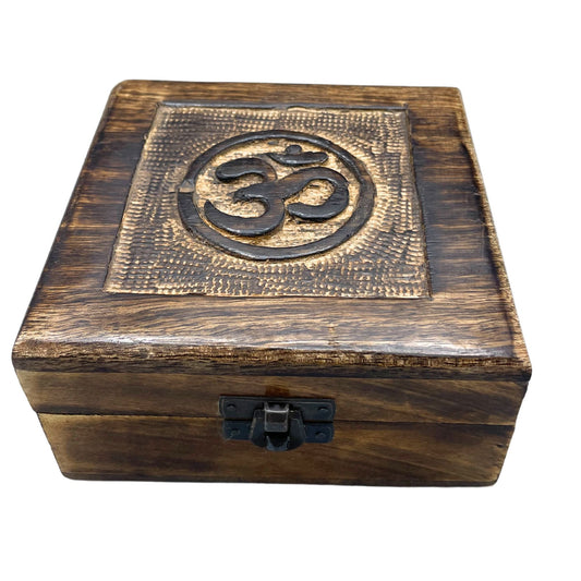 Quadratische Holz-Schatzkiste mit Om-Symbol, handgeschnitzt