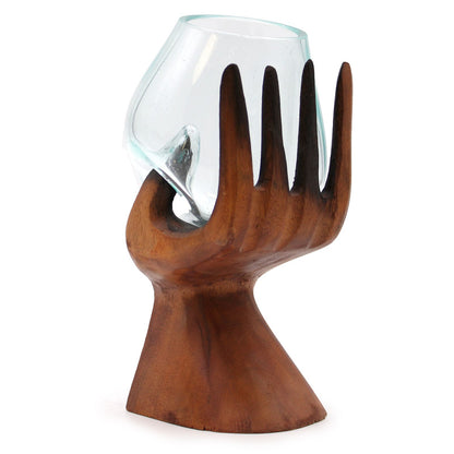 Handgeschnitzte Hand mit geschmolzener Glasschale