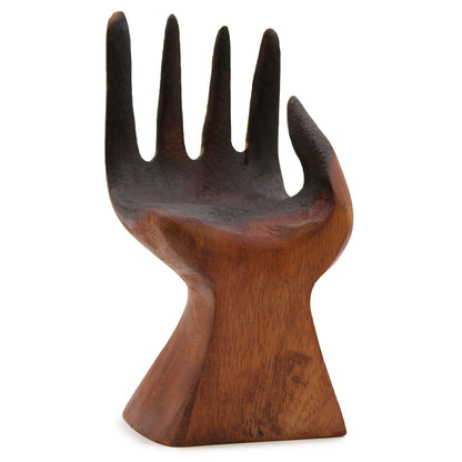 Handgeschnitzte Hand mit geschmolzener Glasschale